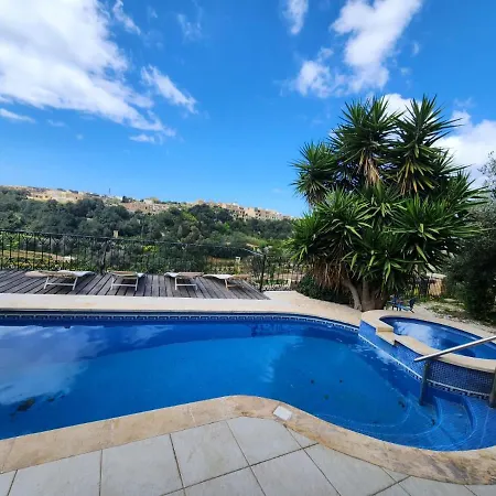 With Ensuite Bathroom With Shared Pool And Garden *