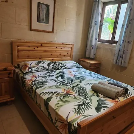With Ensuite Bathroom With Shared Pool And Garden Apartment *